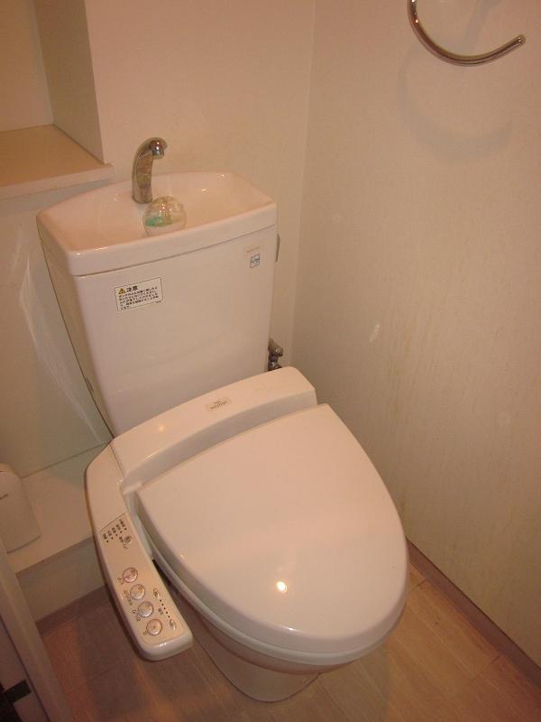 Toilet. Keep warm ・ With cleaning function