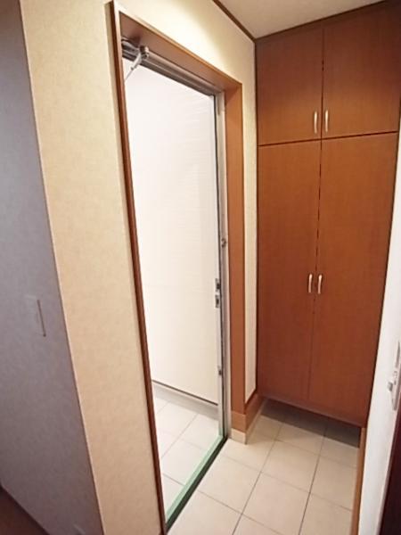 Entrance. Spacious entrance at any time in the storage enhancement