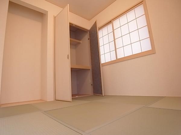 Non-living room. Plenty of room in the Japanese-style room in storage