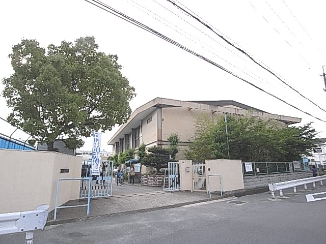 Primary school. Neyagawa 618m to stand Ikeda elementary school (elementary school)