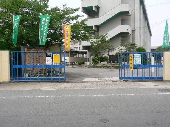 Primary school. Neyagawa Municipal Shimeno to elementary school 676m