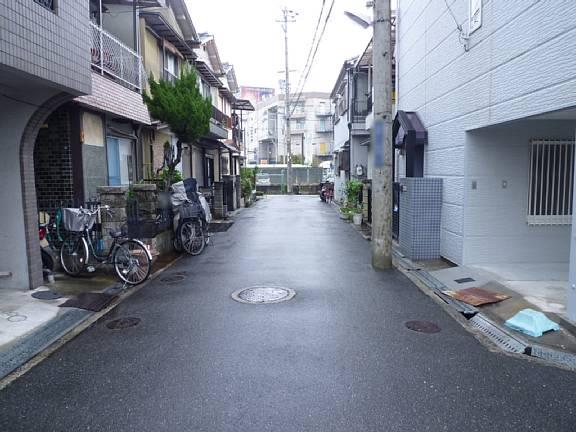 Local photos, including front road. Front road spacious!