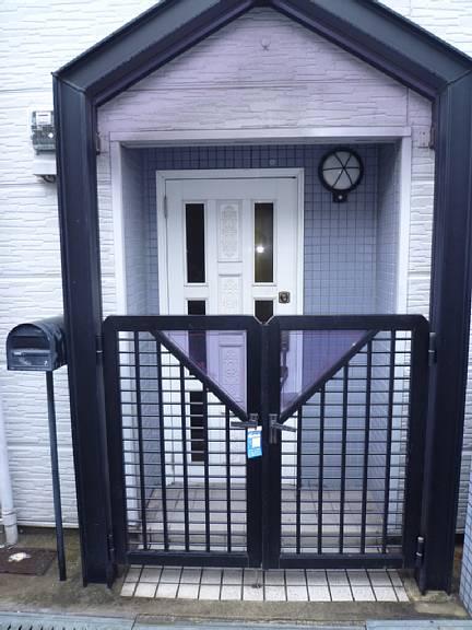 Entrance. Stylish front door!