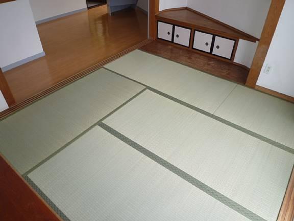 Non-living room. It is a Japanese-style room with a sense of openness!