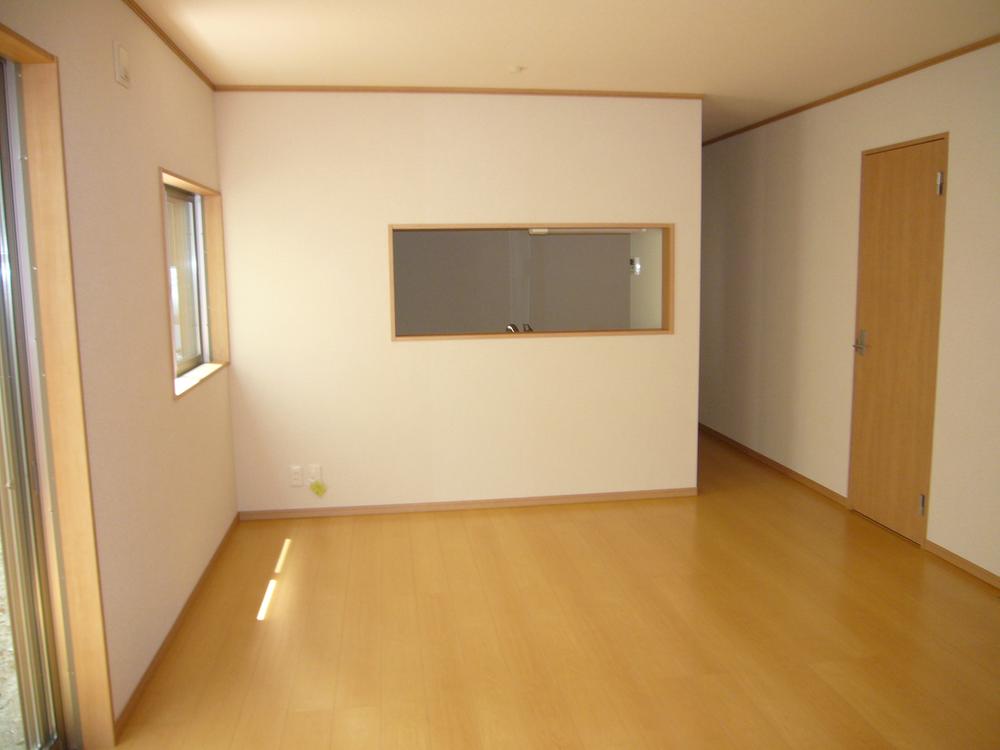 Living.  [living] Spacious living, Good per sun