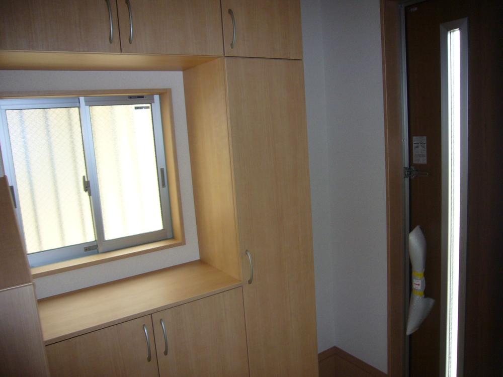 Entrance.  [Entrance] Shoebox of large capacity