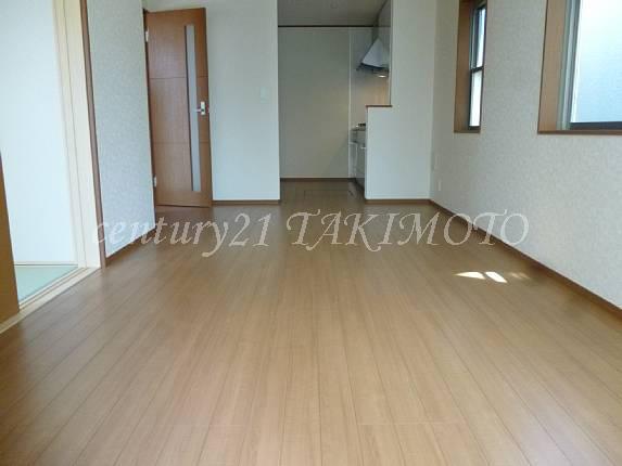 Same specifications photos (living). It is easy floor plan arrangement of the furniture!