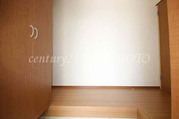 Entrance. Large shoebox is standard equipment in the entrance!