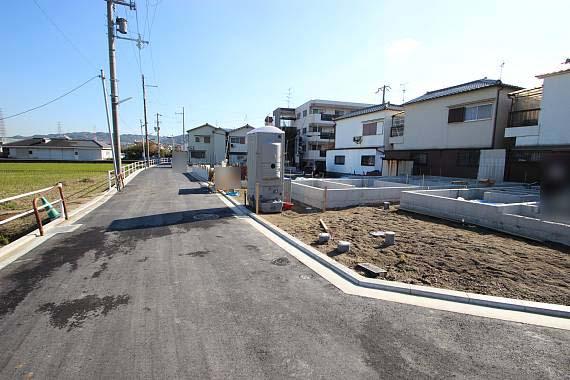 Local photos, including front road. There is a sense of relief because there is no building on the front!