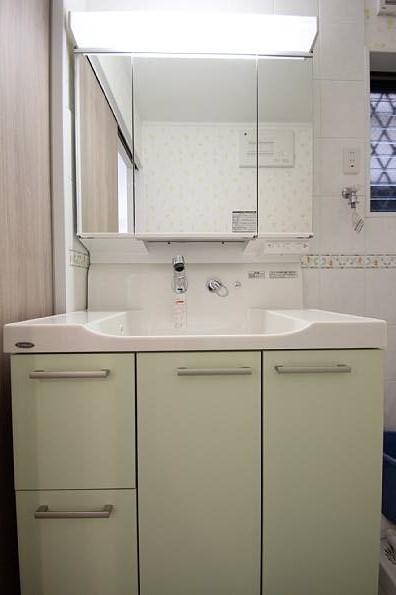 Wash basin, toilet. 900 vanity! Storage also enhance