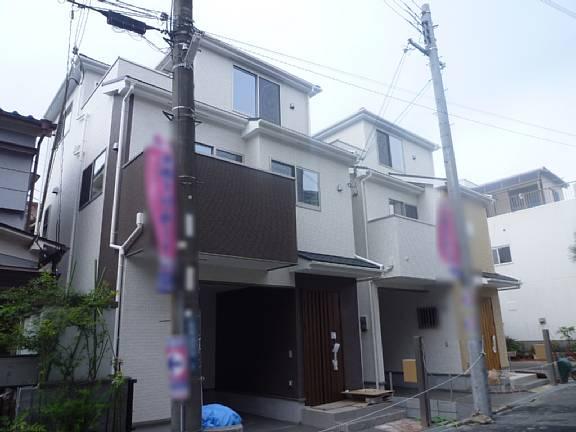 Local photos, including front road. All two-compartment of subdivision!