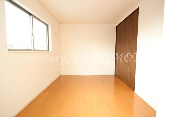 Non-living room. No need for wardrobe All rooms accommodating!