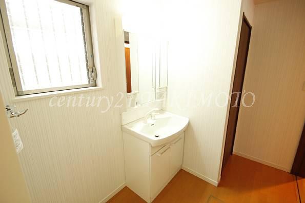 Wash basin, toilet. Convenient with storage in the washroom