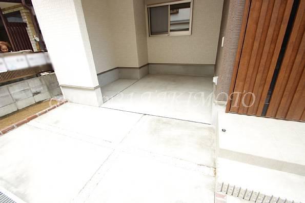 Parking lot. The car can be relaxed parking!