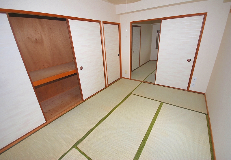 Living and room. Japanese-style room closet Open