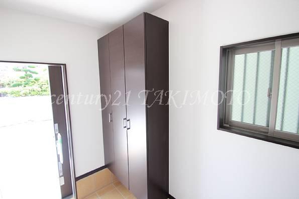 Entrance. Large shoe closet in the foyer