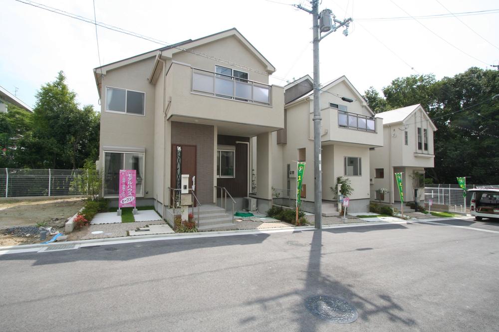 Local appearance photo.  [appearance]  Left a model house.  Parking spaces, . Two units can be parked in parallel.  Local (August 2013) Shooting