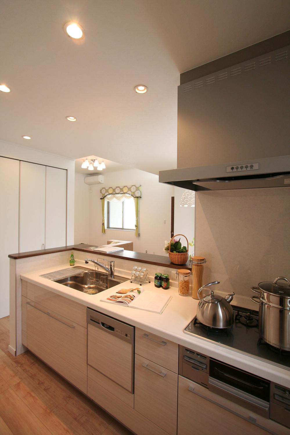 Kitchen.  [kitchen]  Adopt the popular face-to-face kitchen.  Convenient under preparation of dishes!  Large cooking space attractive kitchen.  (August 2013) Shooting