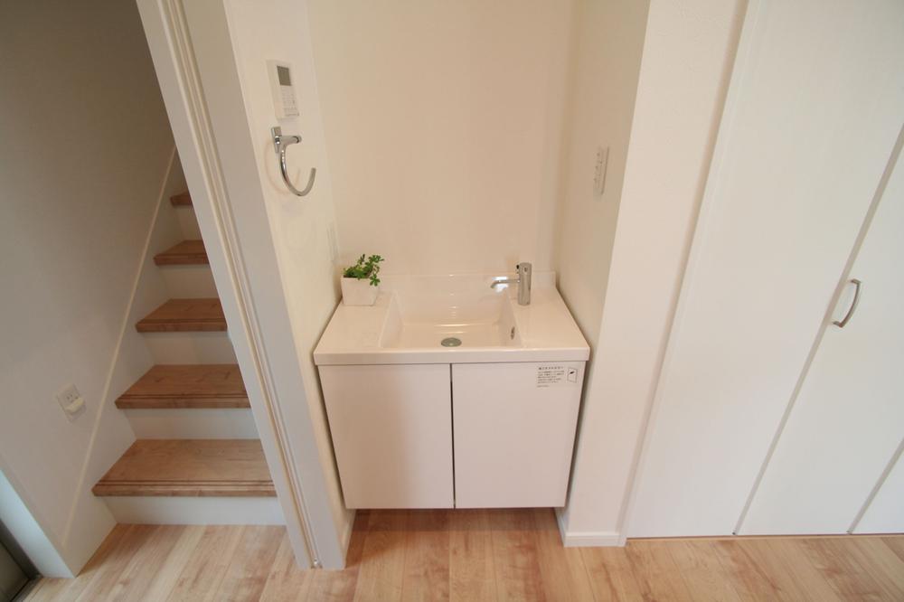 Wash basin, toilet.  [Wash basin]  Wash ・ Apart from the bathroom, Another one place, Installing a washbasin.  Happy that there is also a storage space.  Likely to arrive in only a habit of hand washing.  Room (August 2013) Shooting