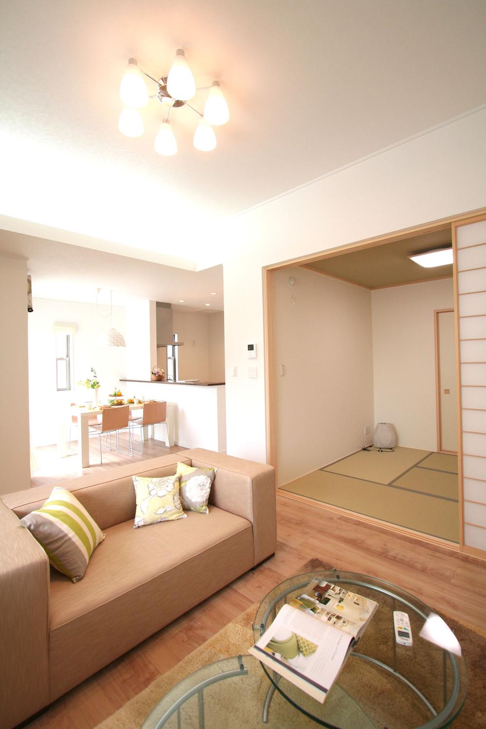 Living.  [LDK]  17.24 Pledge of spacious LDK.  By adopting the high ceiling of 3m in the living room, Further up the sense of openness.  Room (August 2013) Shooting