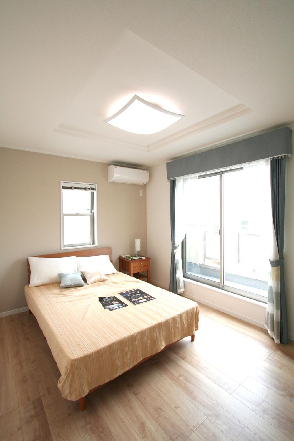 Non-living room.  [Master bedroom]  In Oriage ceilings and large windows, Like a nice master bedroom hotel.  Room (August 2013) Shooting