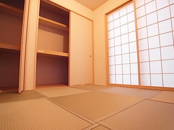 Same specifications photos (Other introspection). Plenty of room in the Japanese-style room in storage