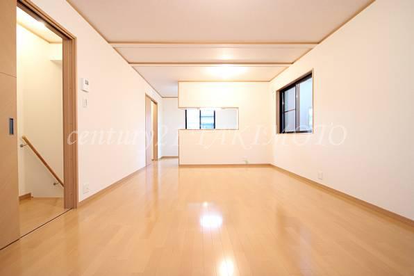 Living. Spacious LDK is easy to be the arrangement of the furniture in the 18 Pledge.