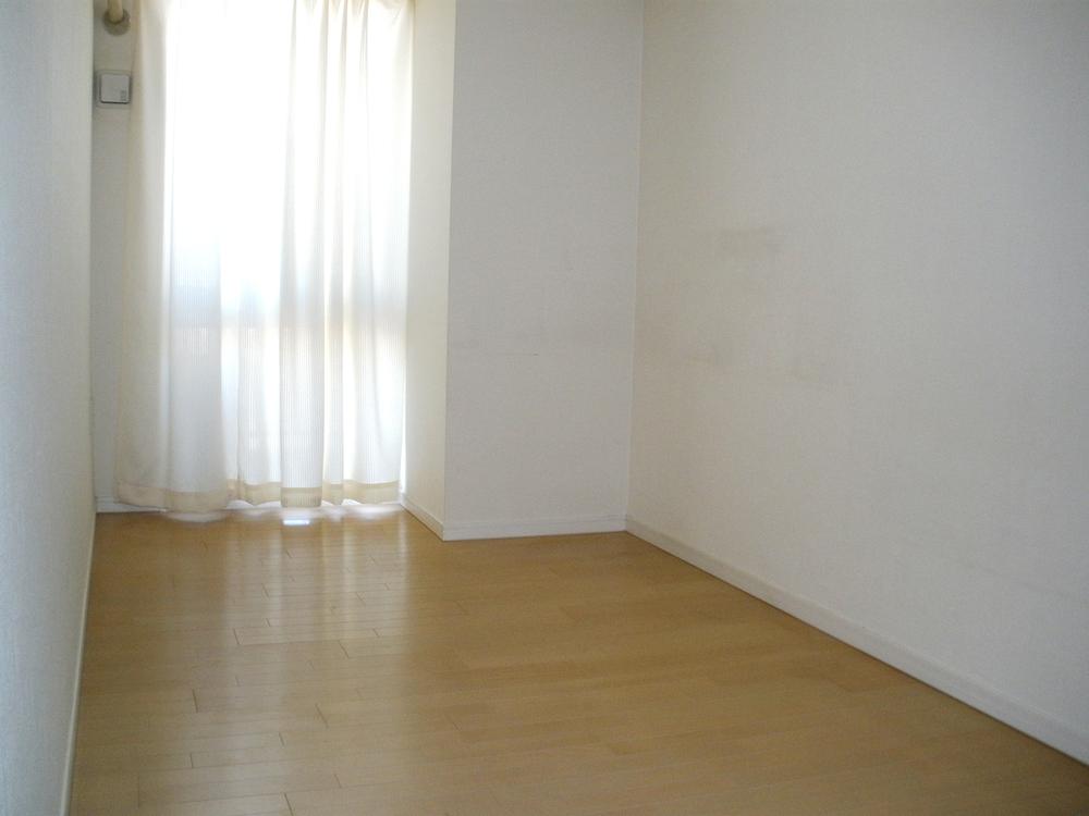 Non-living room. It is a photograph of the north side Western-style.