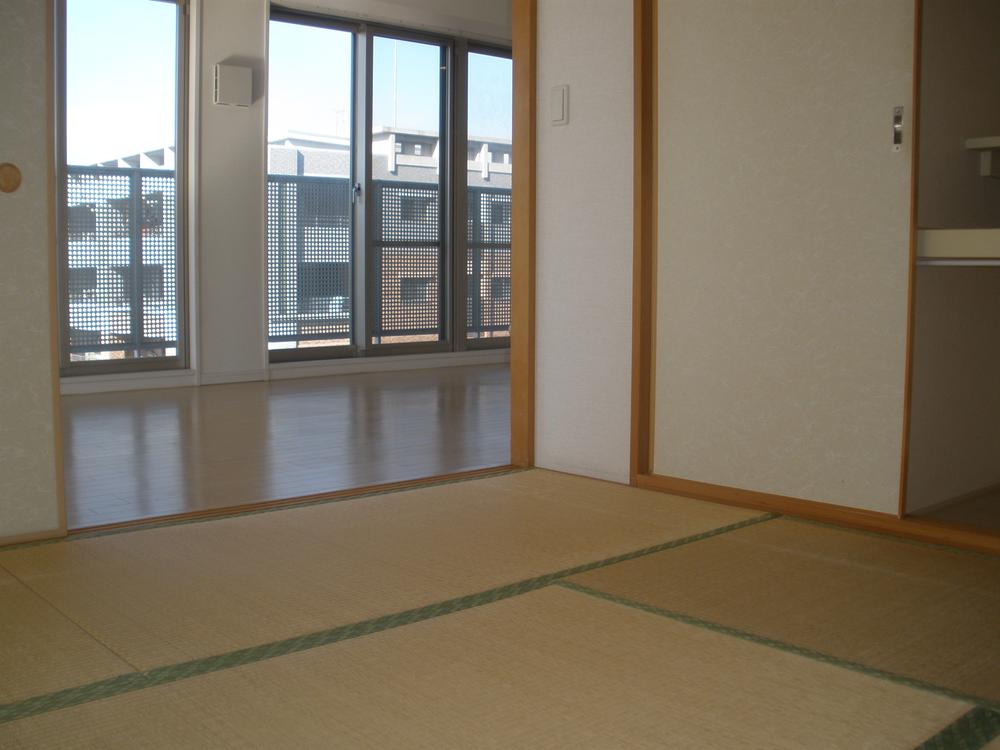 Non-living room. There is a Japanese-style room in the adjacent living room.
