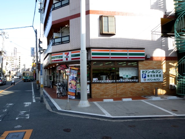 Convenience store. Seven-Eleven Neyagawa Kayashimahigashi 3-chome up (convenience store) 403m