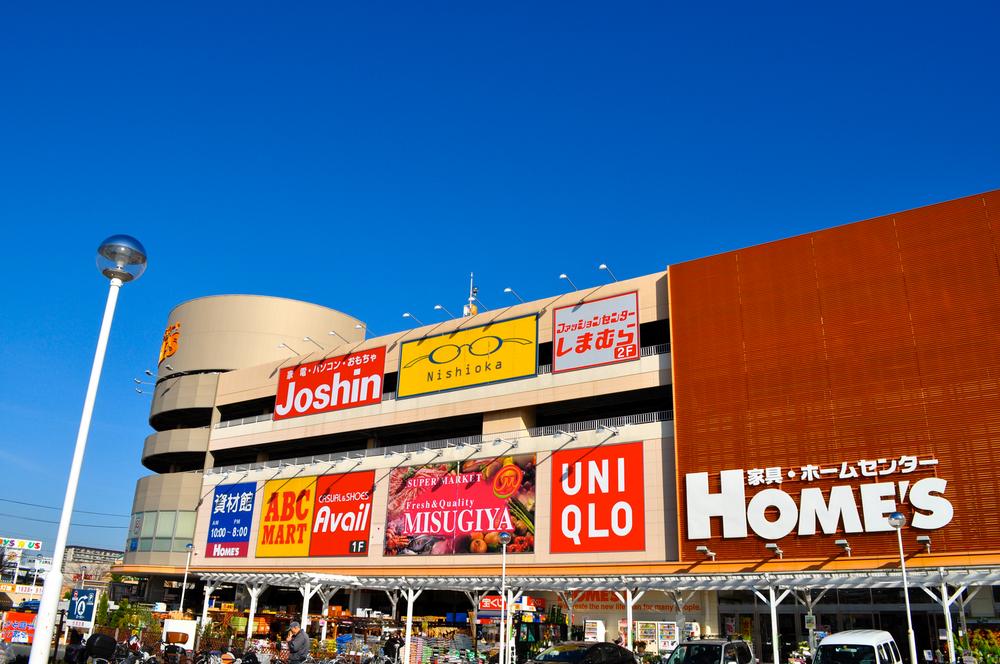 Home center.  [The nearest commercial facility]  Shimachu ・ In addition to the 600m home improvement until Holmes Neyagawa store, Uniqlo ・ Nishimatsuya ・ ABC Mart ・ Fashion Center Shimamura ・ Joshin ・ There is also a supermarket Misugiya.