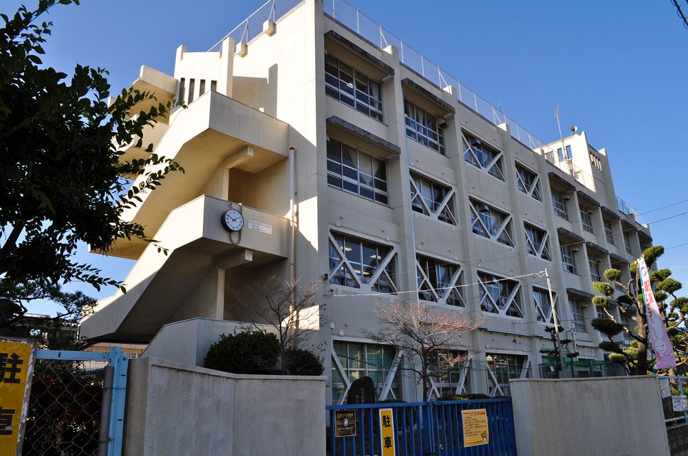 Primary school. Municipal Kiya 400m school to elementary school ・ home ・ I want to raise their children "carefully in the area! Thinking of all staff called ". It is a good school. You can attend school without passing through the main street! For more information → http /  / www.city.neyagawa.osaka.jp / school / e / koya /