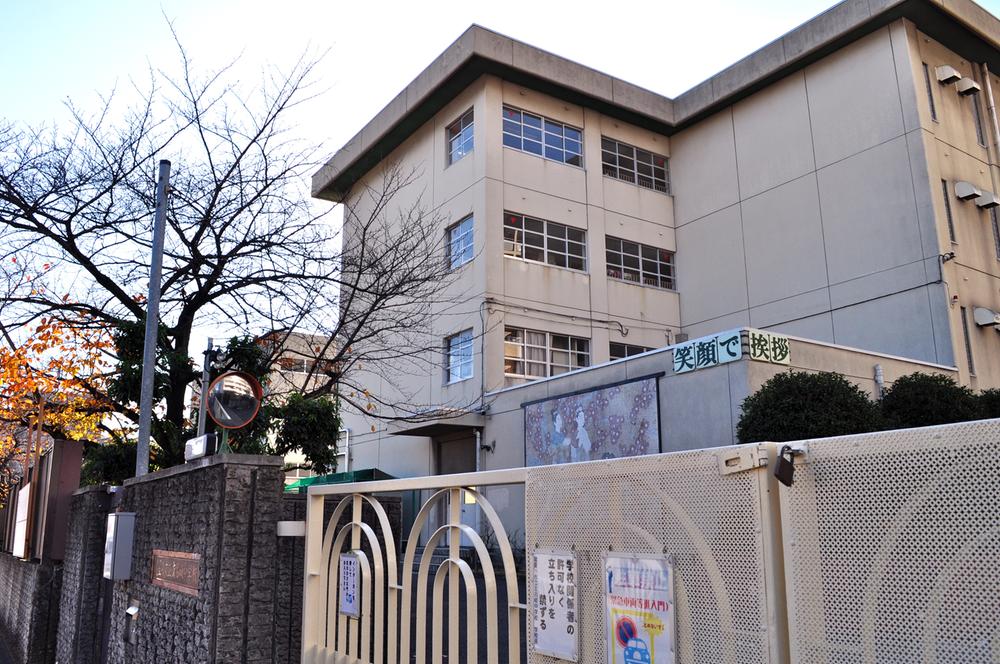 Junior high school. Municipal Tomoryo 岐中 to school 850m Kirari To shining five-star school. For more information → http /  / www.city.neyagawa.osaka.jp / school / j / tomorogi /
