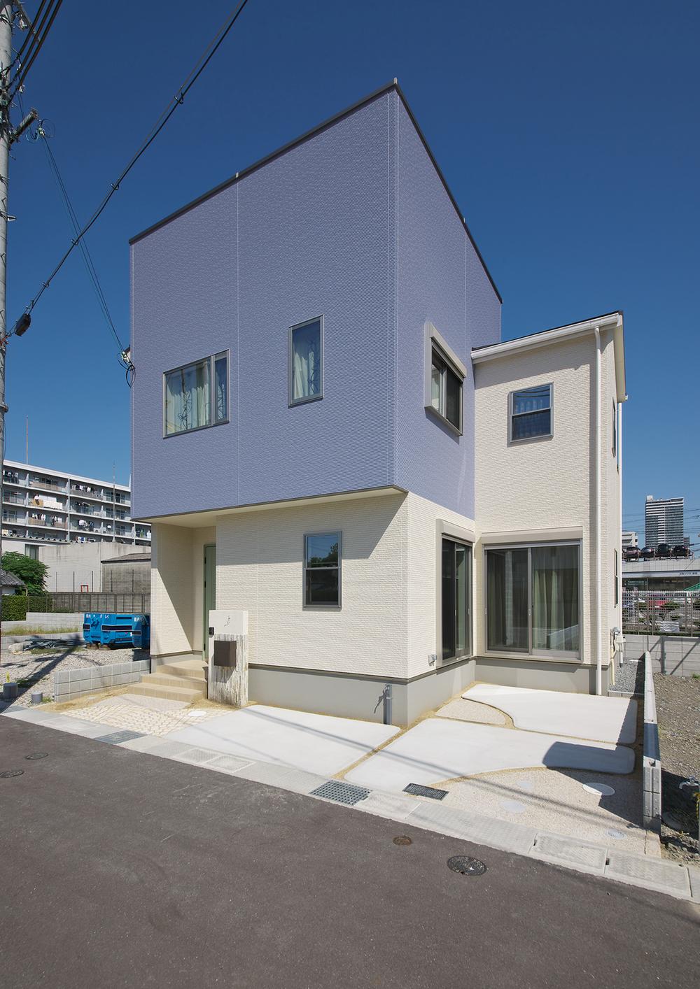 Local appearance photo.  [Local model house appearance] It is a quiet residential area that can live in peace in your family there are small children in the prime location of the "Kōrien Station" a 12-minute walk. Bright house of all sections dihedral daylighting!