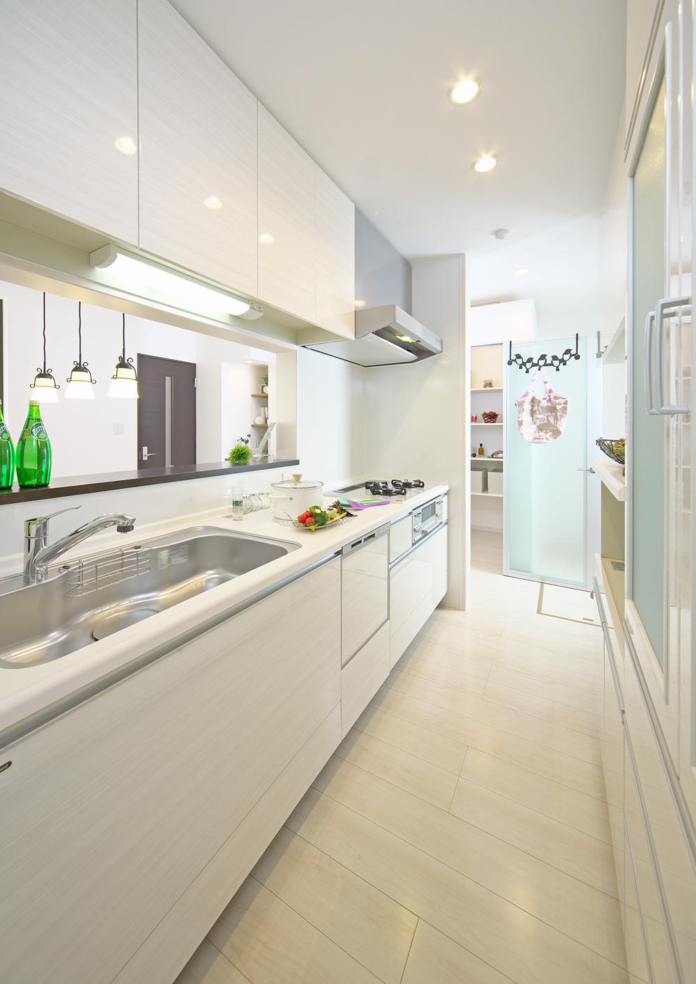 Kitchen.  [Local model house kitchen] Face-to-face kitchen where you can enjoy a conversation with your family, even while cooking. Support the busy mom in with dish washing dryer.