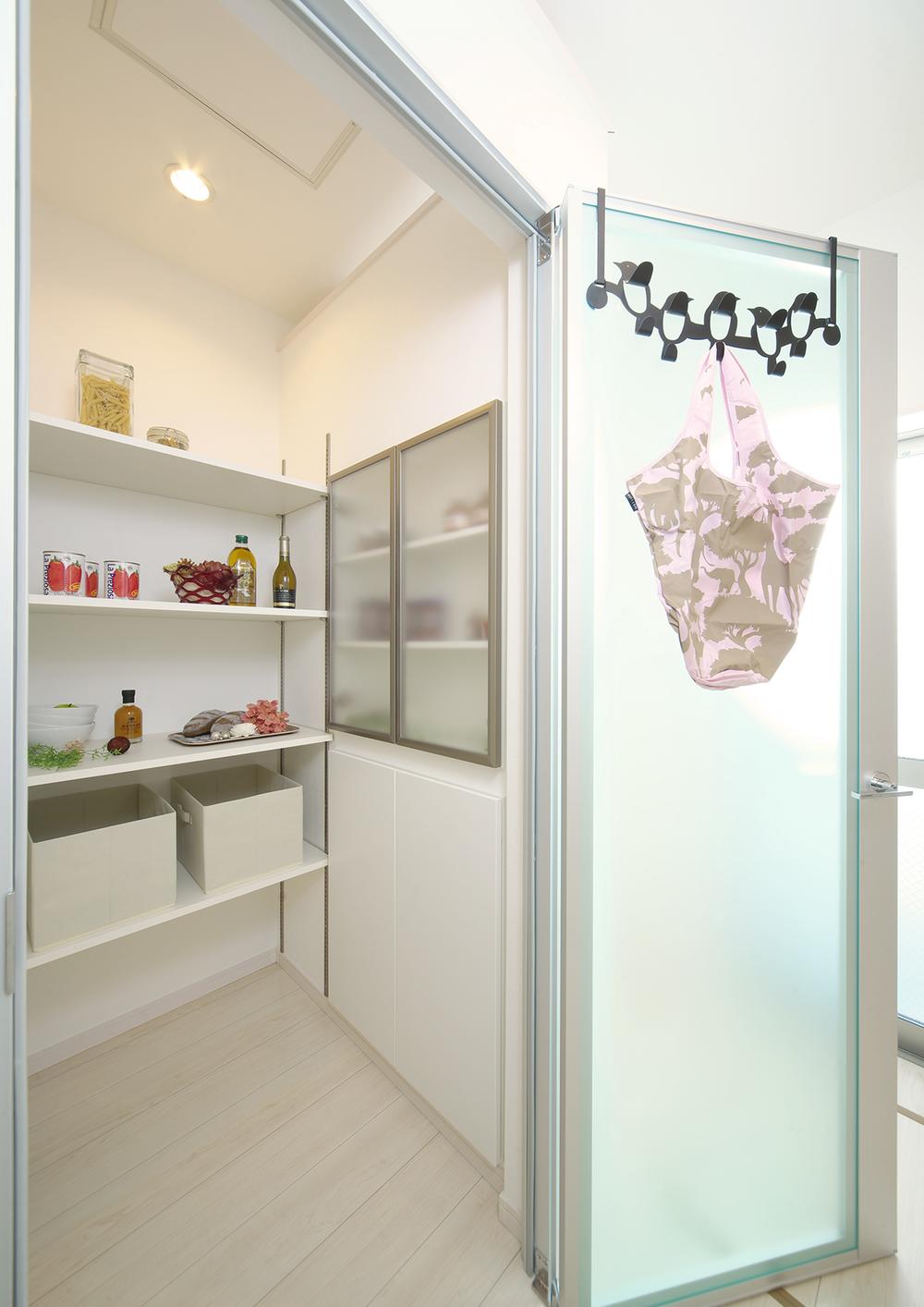 Receipt.  [Local model house pantry] There and convenient pantry! ! Canned and bottled, Easy to put away what is fine, such as seasoning, So easy to find, It is very handy.