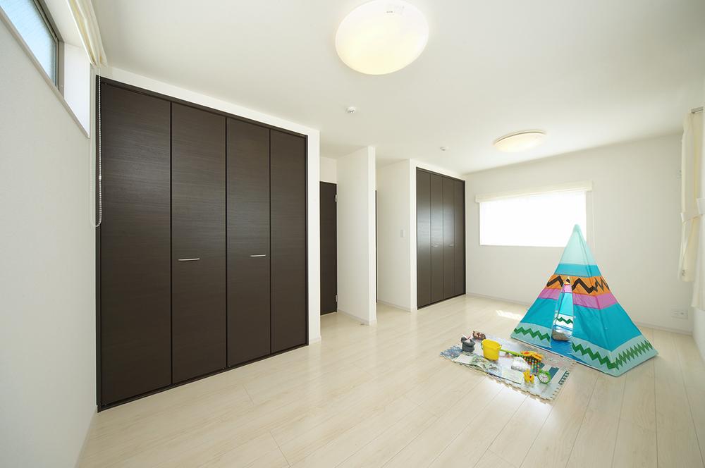 Non-living room.  [Local model house Children's room] The combined room making to the growth of the child. Among children is small, Use as a large one-room.