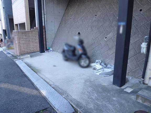 Parking lot. With garage! !