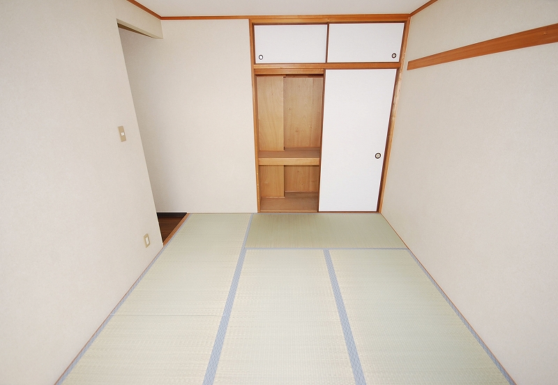 Receipt. Japanese-style room closet Open