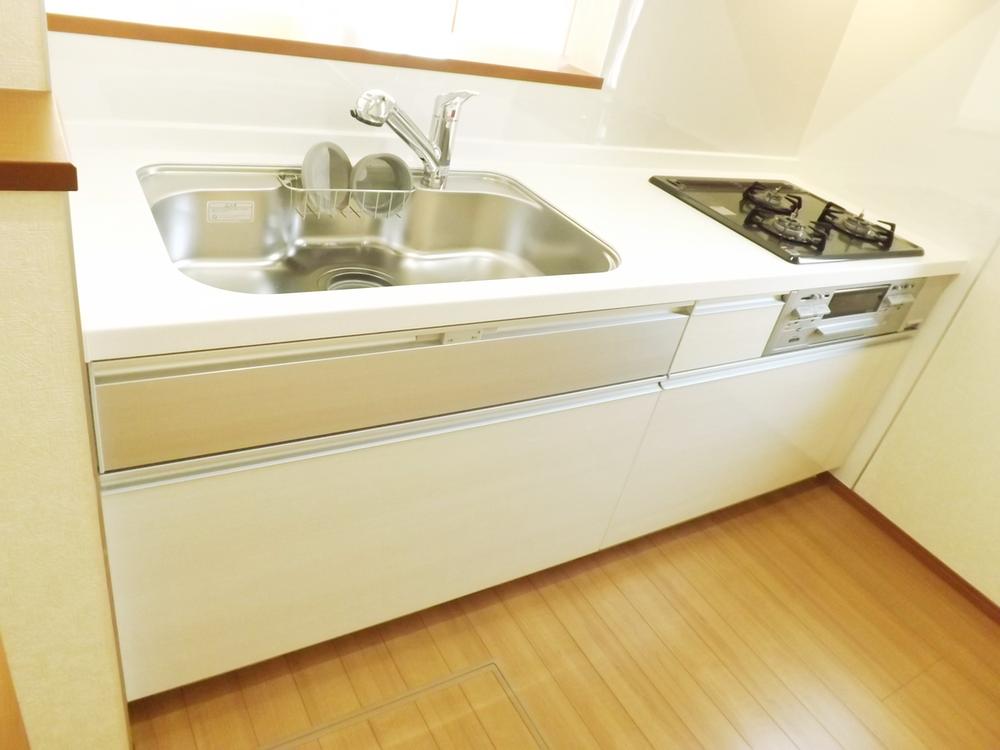 Kitchen. Local photo (kitchen) Slide storage! Water purifier with shower!