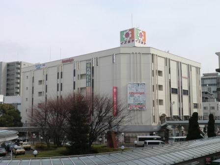 Supermarket. Izumiya to (super) 930m