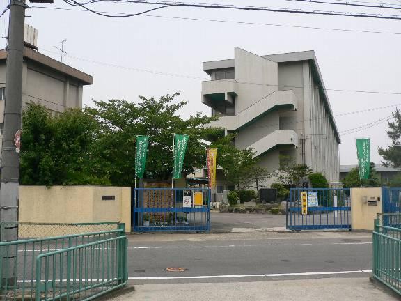 Primary school. Neyagawa Municipal Shimeno to elementary school 760m