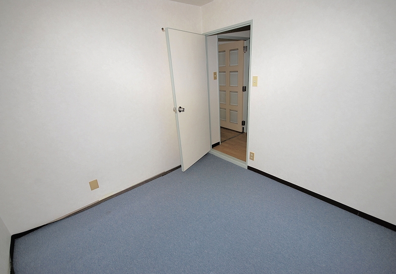 Living and room. Western-style 4.5 Pledge