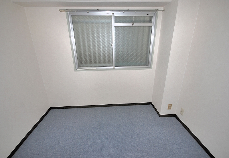 Living and room. Western-style 4.5 Pledge
