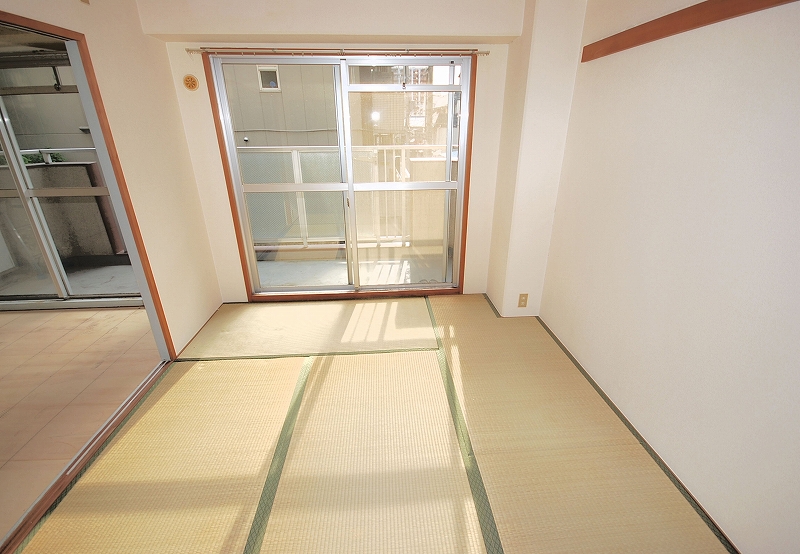 Living and room. Japanese-style room 6 quires