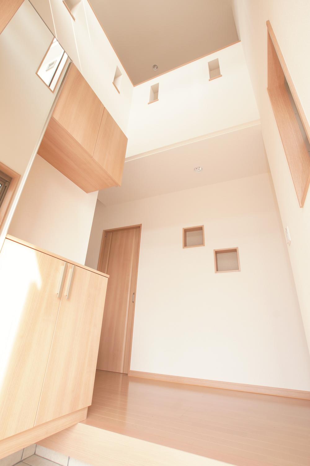 Entrance. Since the storage rich, Family a lot of shoes can also clean and storage. I'm glad that's always clean because the entrance is a face of the house Local (April 2012) shooting