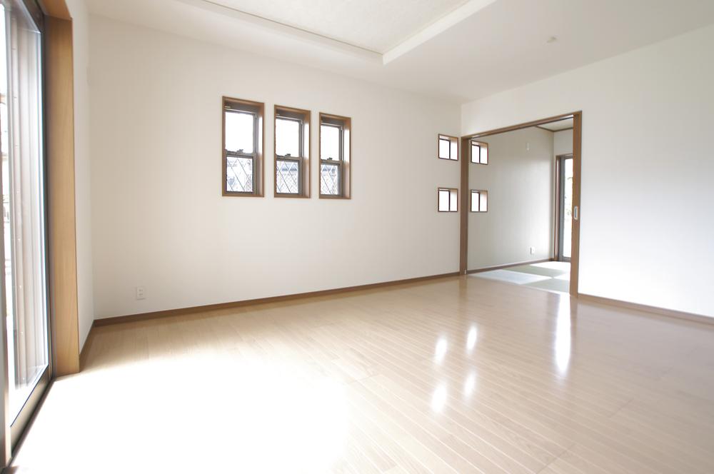 Living. To adopt a variety of openings, It is also sticking to daylight. Full commitment because it is the longest are place in everyday life Room (August 2012) shooting