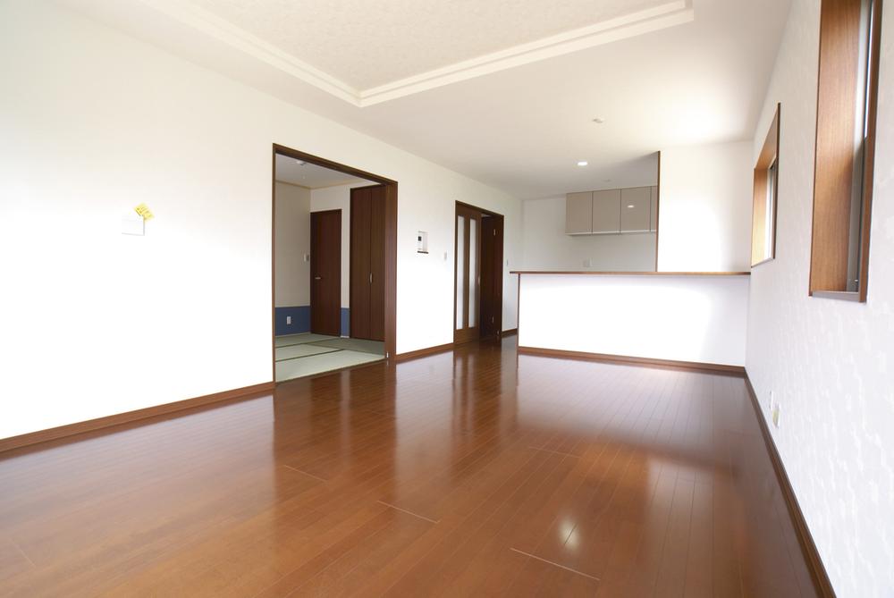 Living. Even Akehanatsu and more spacious space the birth of Japanese-style room. Winter is warm with floor heating Room (August 2012) shooting