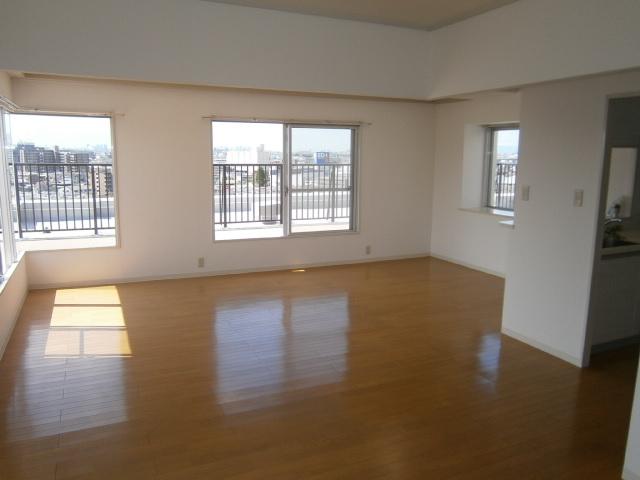 Living. LDK is spacious 20.55 Pledge! ! It contains the light from three sides