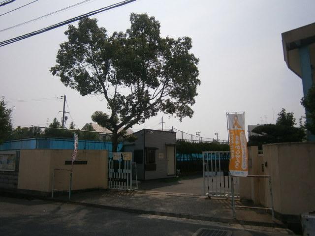 Primary school. Neyagawa a 5-minute walk from the stand Ikeda elementary school